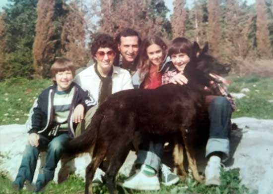 המשפחה עם הכלב רנדי ב"גבעת הפרחים" בעינת