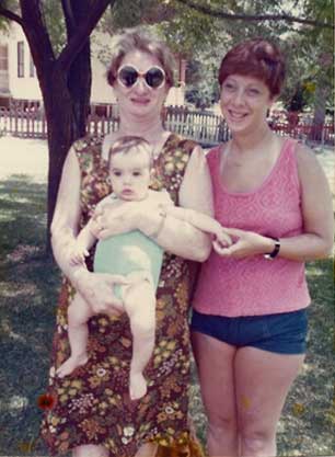 יהודית טמיר עם הבת סמדר והנכד יובל - 1978
