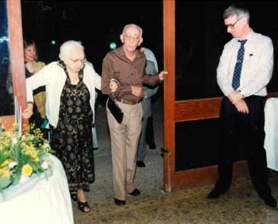 נחמן עם אבא יעקב והסבתא גיטל-טובה טוכמאיר- בבר-מצוה של יובל - 1990
