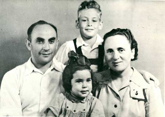 משפחת קיפר – טובה ומשה, יוסי ועדנה, בגבעת השלושה, קיץ 1947