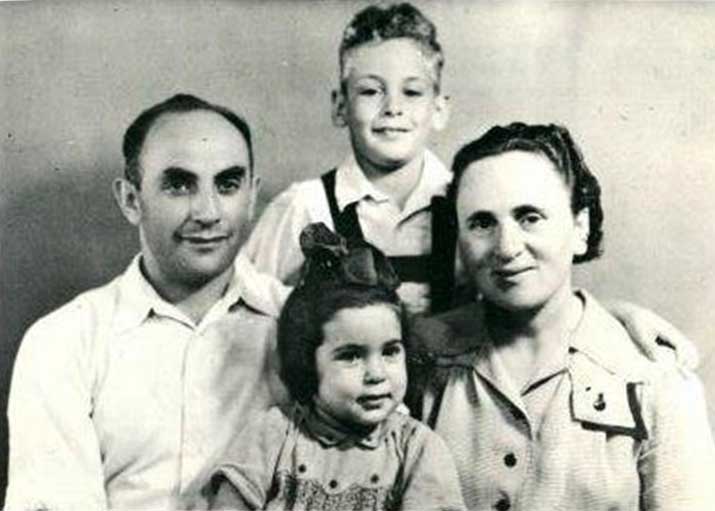 טובה ומשה עם יוסי ועדנה בגבעת השלושה - 1947