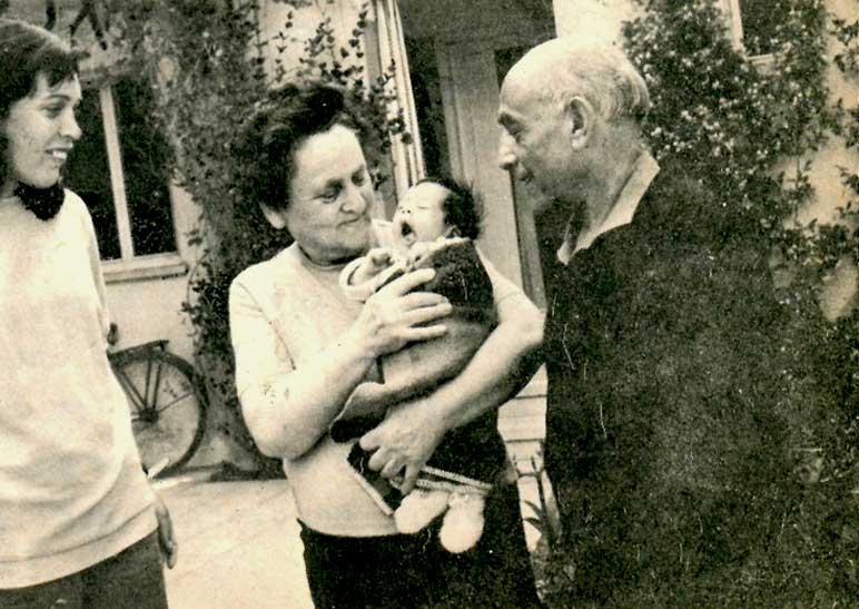 משה וטובה ליד ביתם בעינת עם נכדתם נועה ובתם מיצ'י אוברקוביץ - 1973