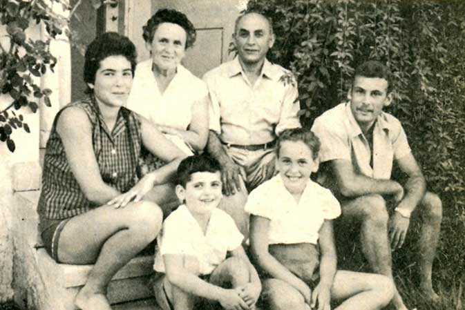 משפחת קיפר על מדרגות ביתם – 1958 יוסי, משה, טובה, עדנה, מיצ'י, וממ'ה
