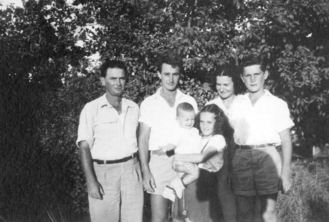 משפחת שהם - 1945 , עומדים מימין - זוהר, אמא ליזה, רומיק, אבא לסיה. מלפנים רותי אוחזת את התינוק אילן