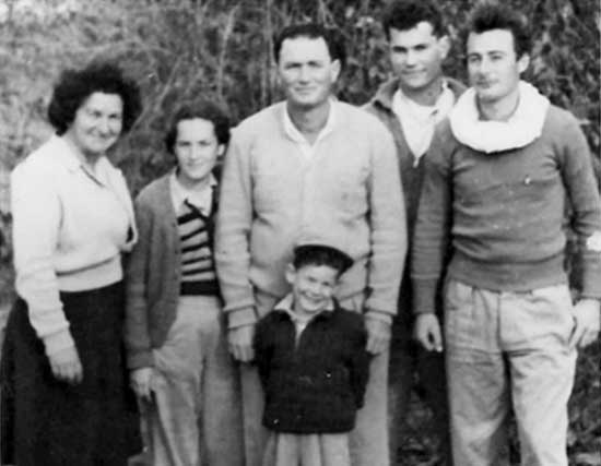 משפחת שהם בגבעת השלושה – 1948 מימין לשמאל – רומיק, זהר, לסיה, רותי, ליזה. למטה – אילן.