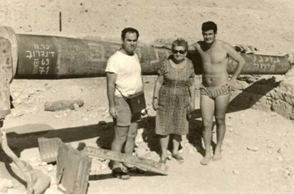 זהר ואילן שהם עם אמא ליזה בטיול למיצרי טיראן - 1971