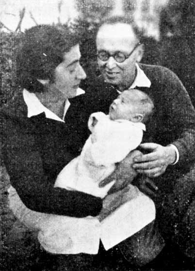 מאיר ודבורה עם בנם התינוק – משהל'ה / 1945