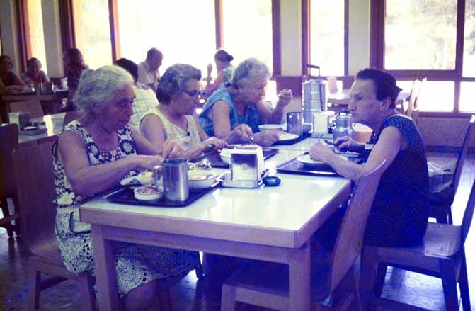 חברות ותיקות בחדר האוכל החדש – פרידה ברסלר, ליזה שוהם, יפה'לה קופרשטיין ודבורה וקשטיין -1987