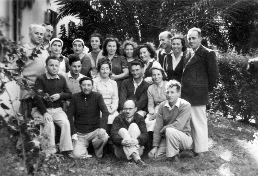 ישראל חלמיש יושב משמאל וצ'סיה חלמיש עומדת מאחוריו, עם חברים בגבעת השלושה. שנות ה-40