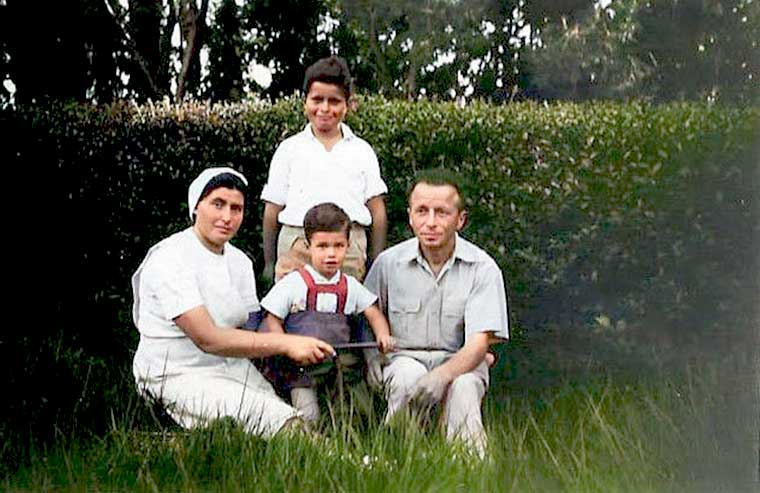 משפחת חלמיש -צ'סיה וישראל, עם ילדיהם עדי ויואב בגבעת השלושה - 1946