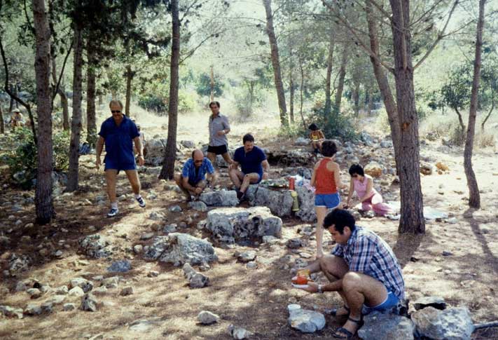 פיקניק עצמאות ביער בן שמן -1968 משמאל לימין: עמוס גרנות, אורי אילן, משה כהן, מוליק בר, לאה בר, וילדים.