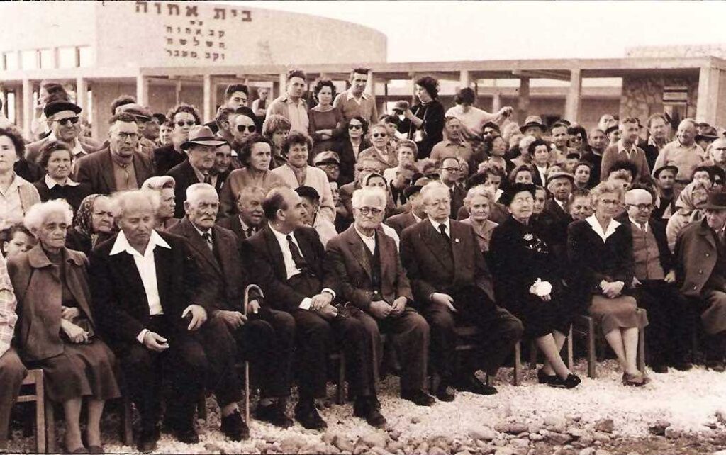 שלנגר מאיר עומד בשורה אחרונה בטקס חנוכת פסל השלושה 1959 בנוכחות הנשיא השני בן-צבי ומכובדים