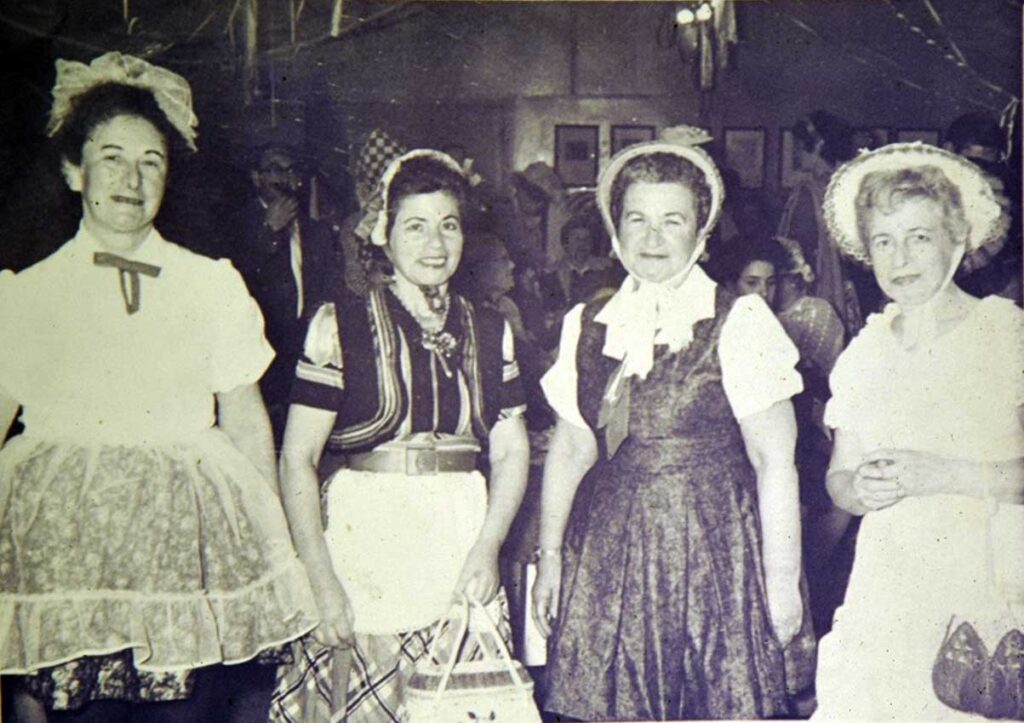 הופעת חברות במסיבת פורים בעינת – שנות ה – 50 מימין לשמאל: ברטה שול, ליזה שוהם, דינה ברכר ורבקה ראובני.